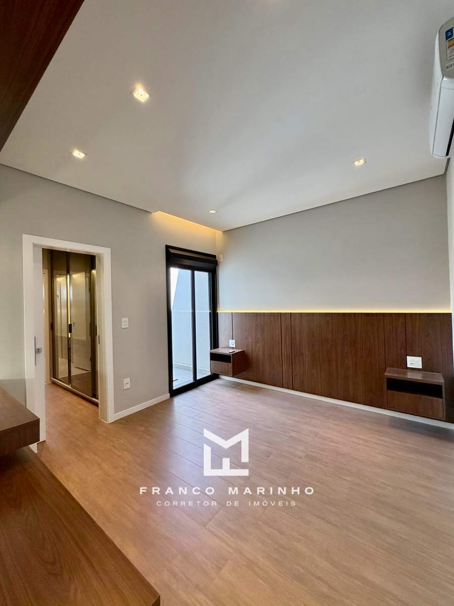 Suíte master com painel iluminado