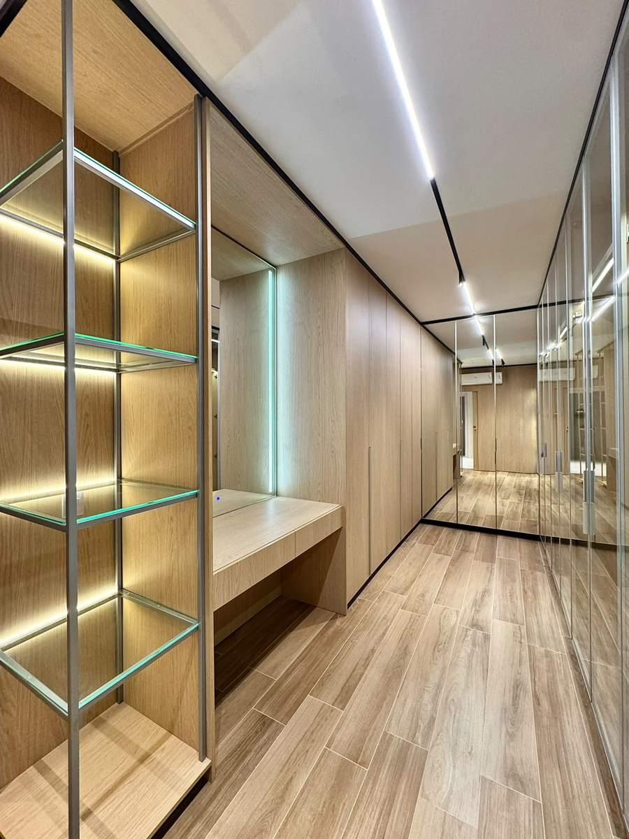 Closet com prateleiras iluminadas e penteadeira