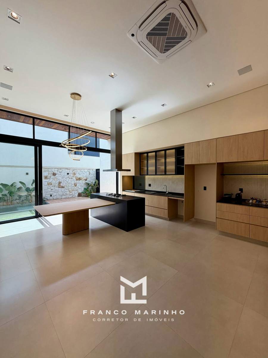 Cozinha integrada com vista para a piscina