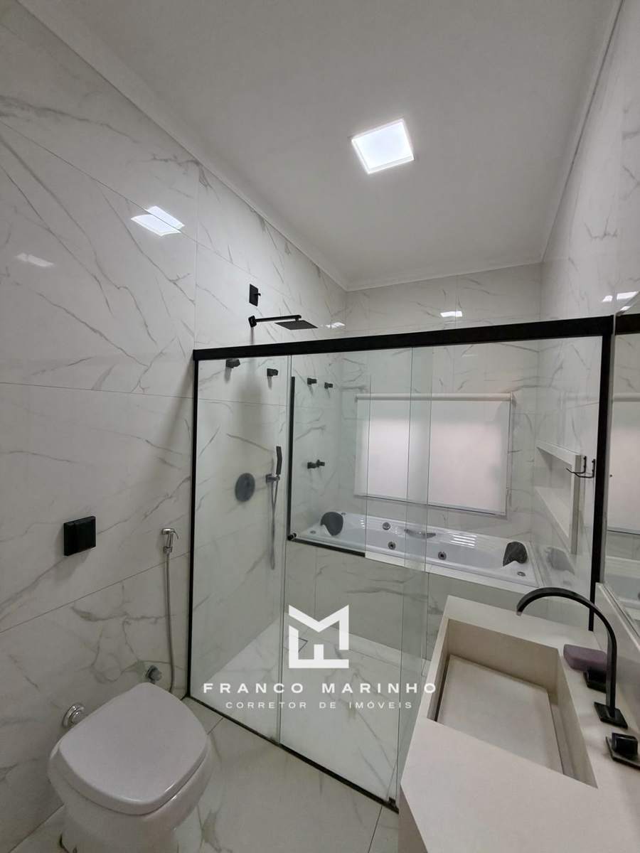 Banheiro da suíte com banheira de hidromassagem