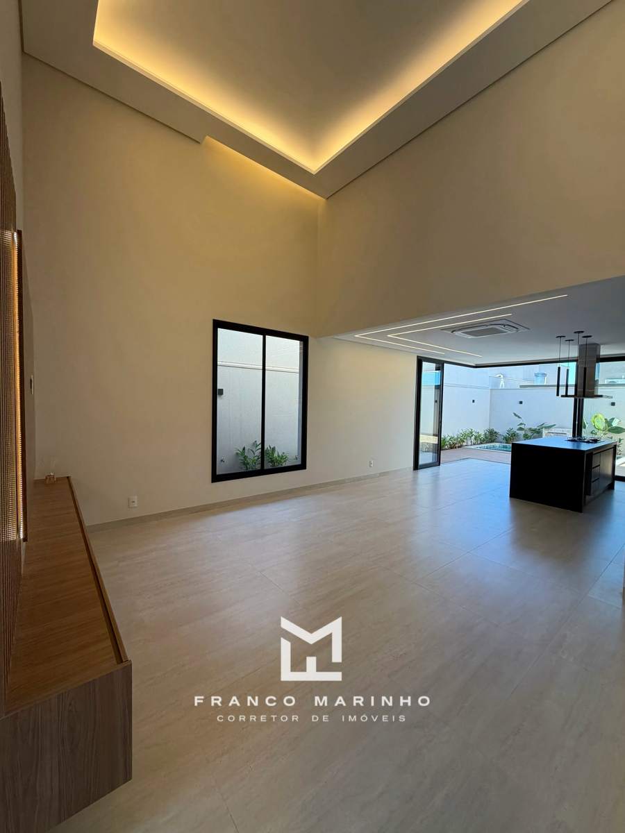 Sala com sanca iluminada e cozinha