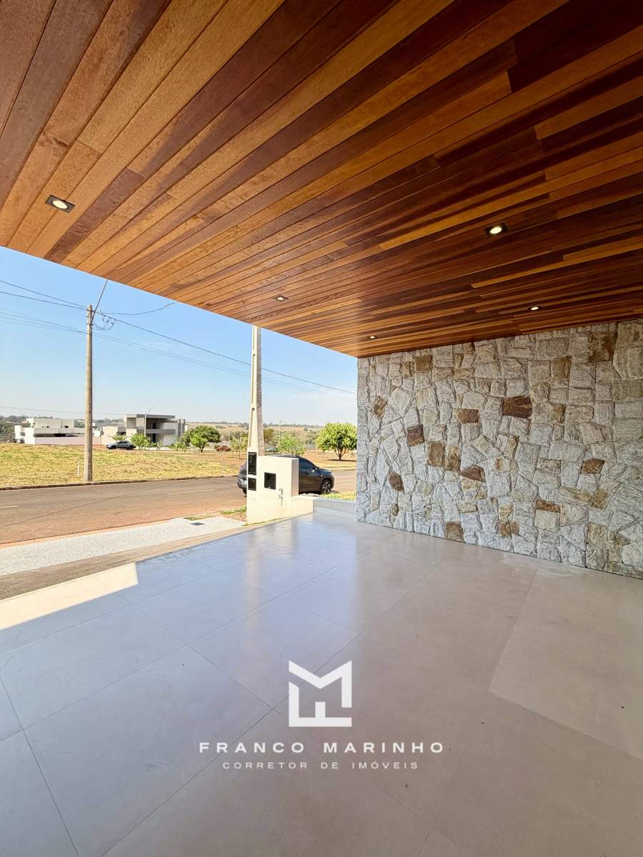 Garagem com forro de madeira