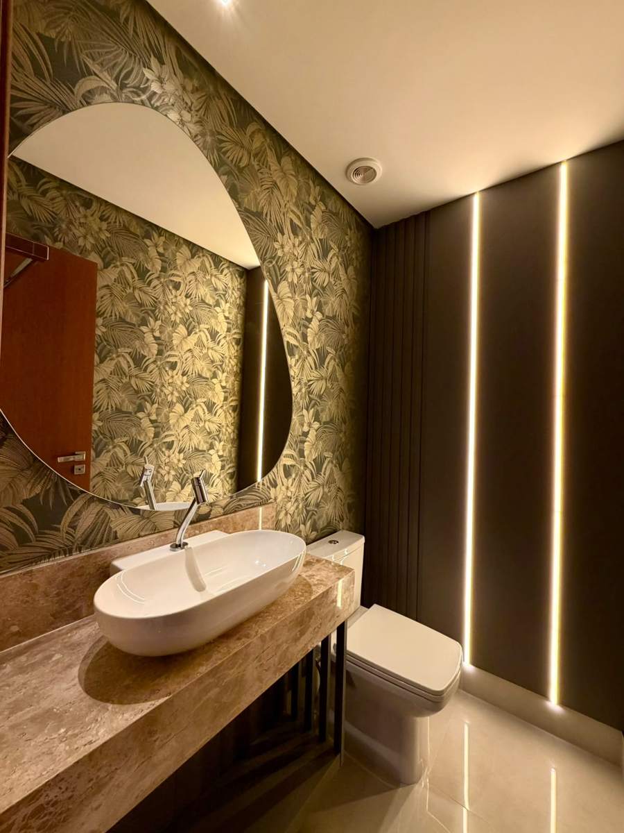Lavabo com papel de parede e iluminação em LED