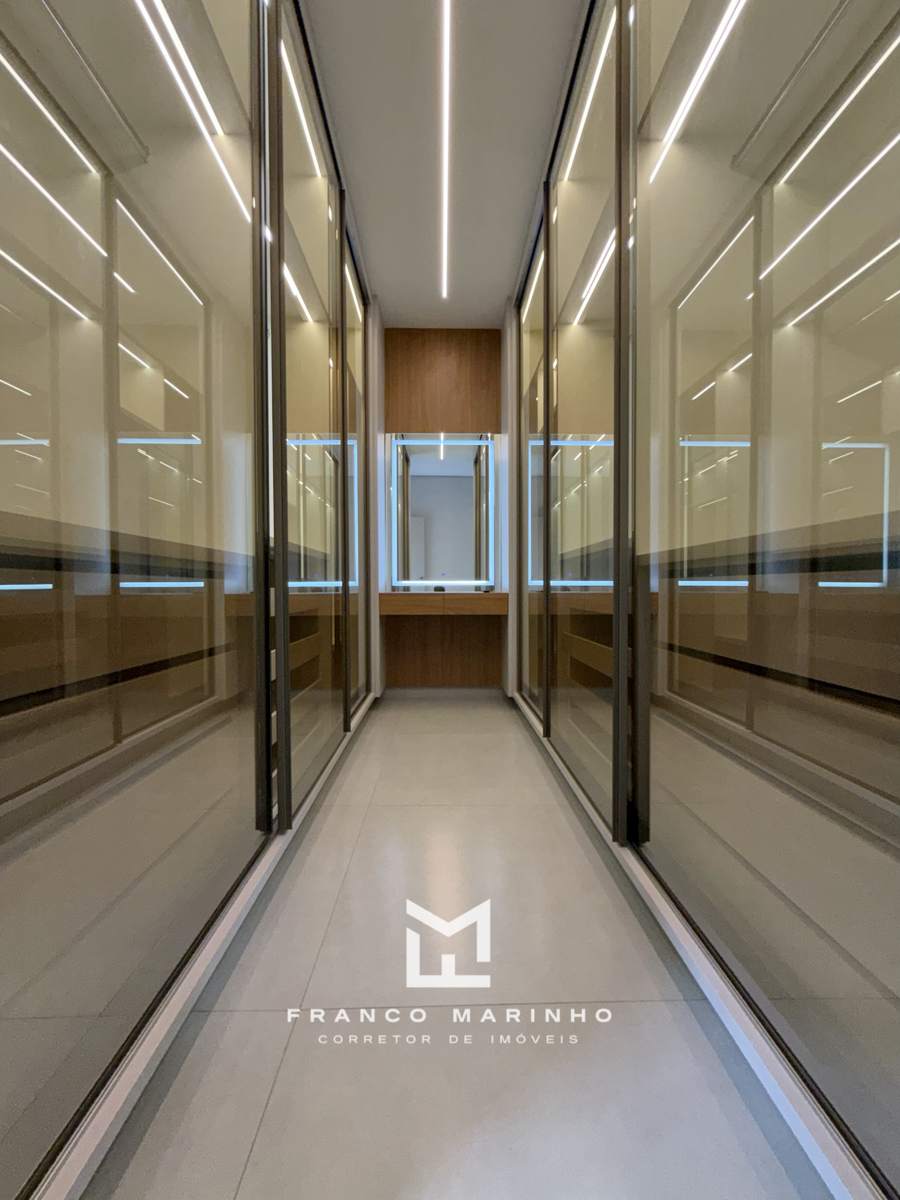Closet com portas de vidro e penteadeira