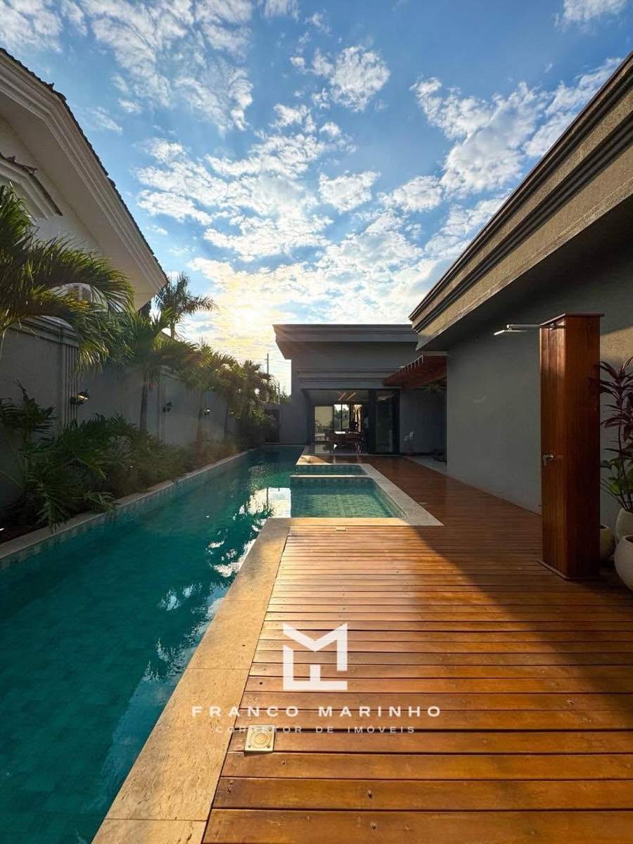 Piscina em raia com deck