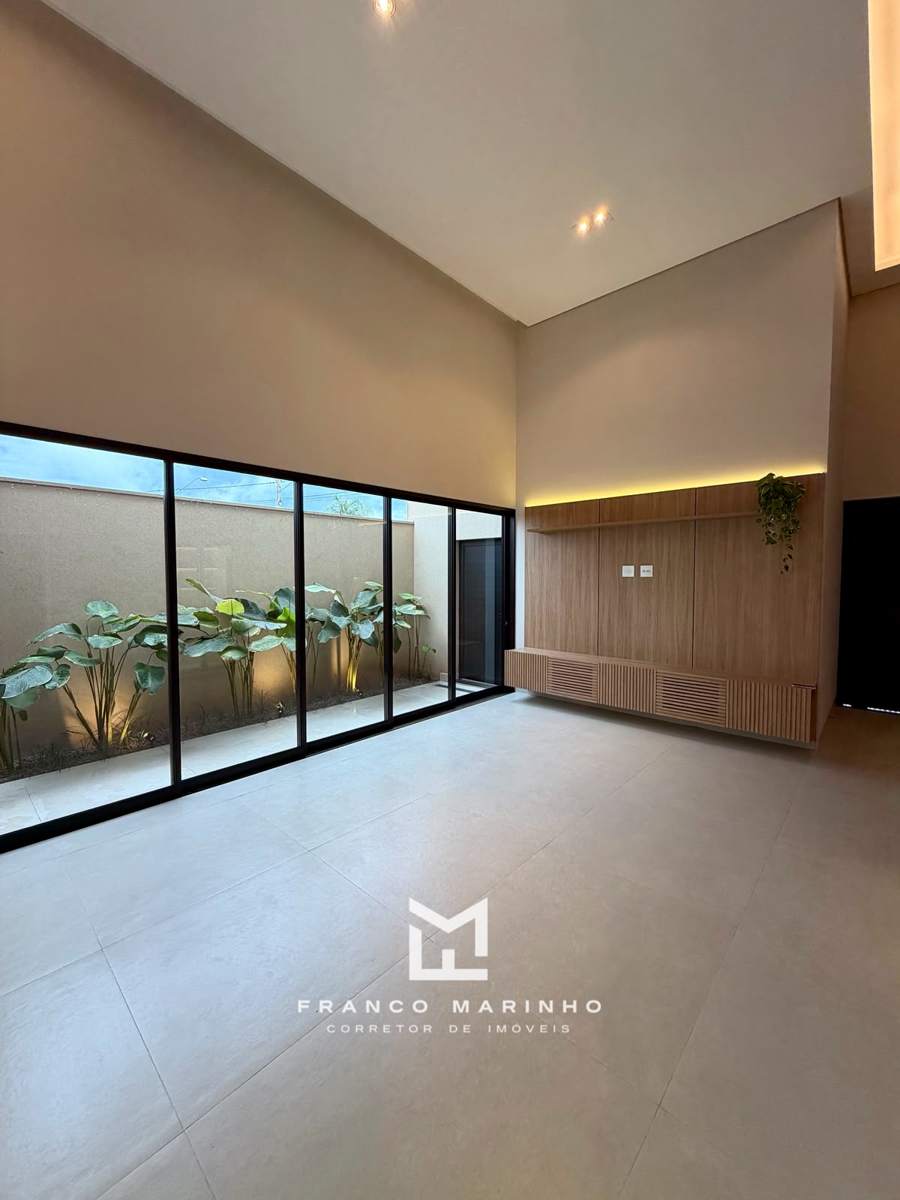 Sala com pé-direito alto e jardim interno