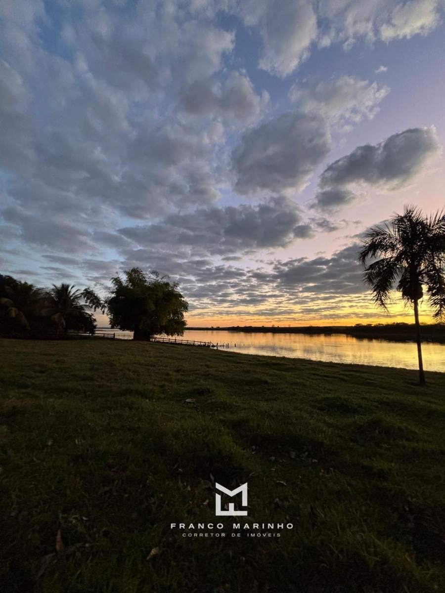 Fim de tarde na beira d'água