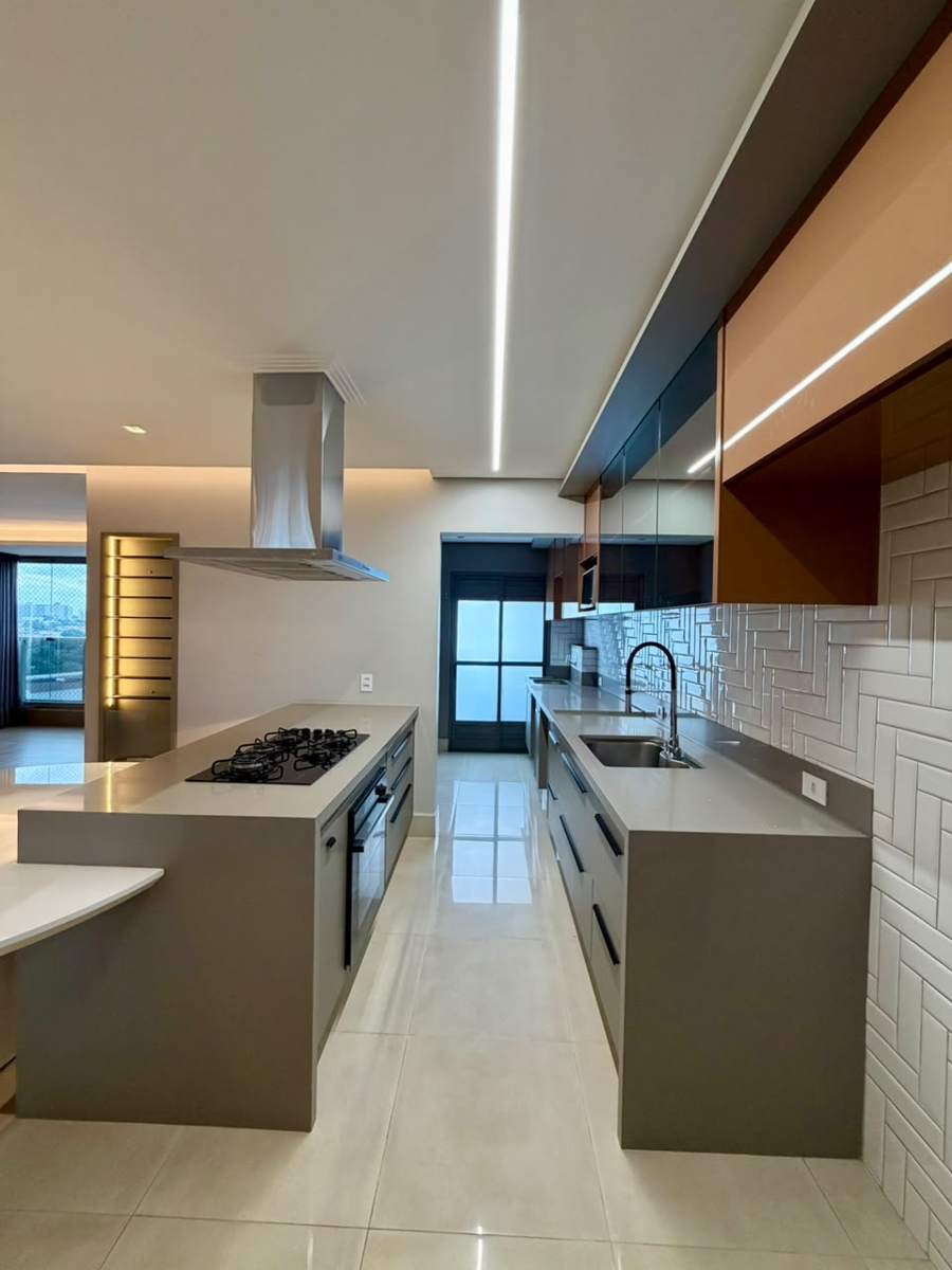 Cozinha com cooktop, forno embutido e marcenaria