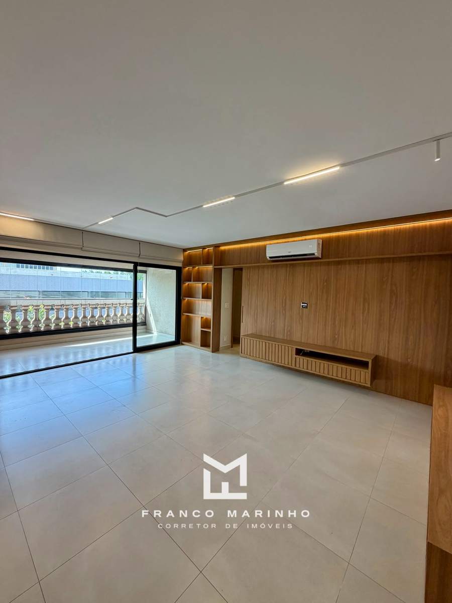 Sala com painel em madeira e estante iluminada