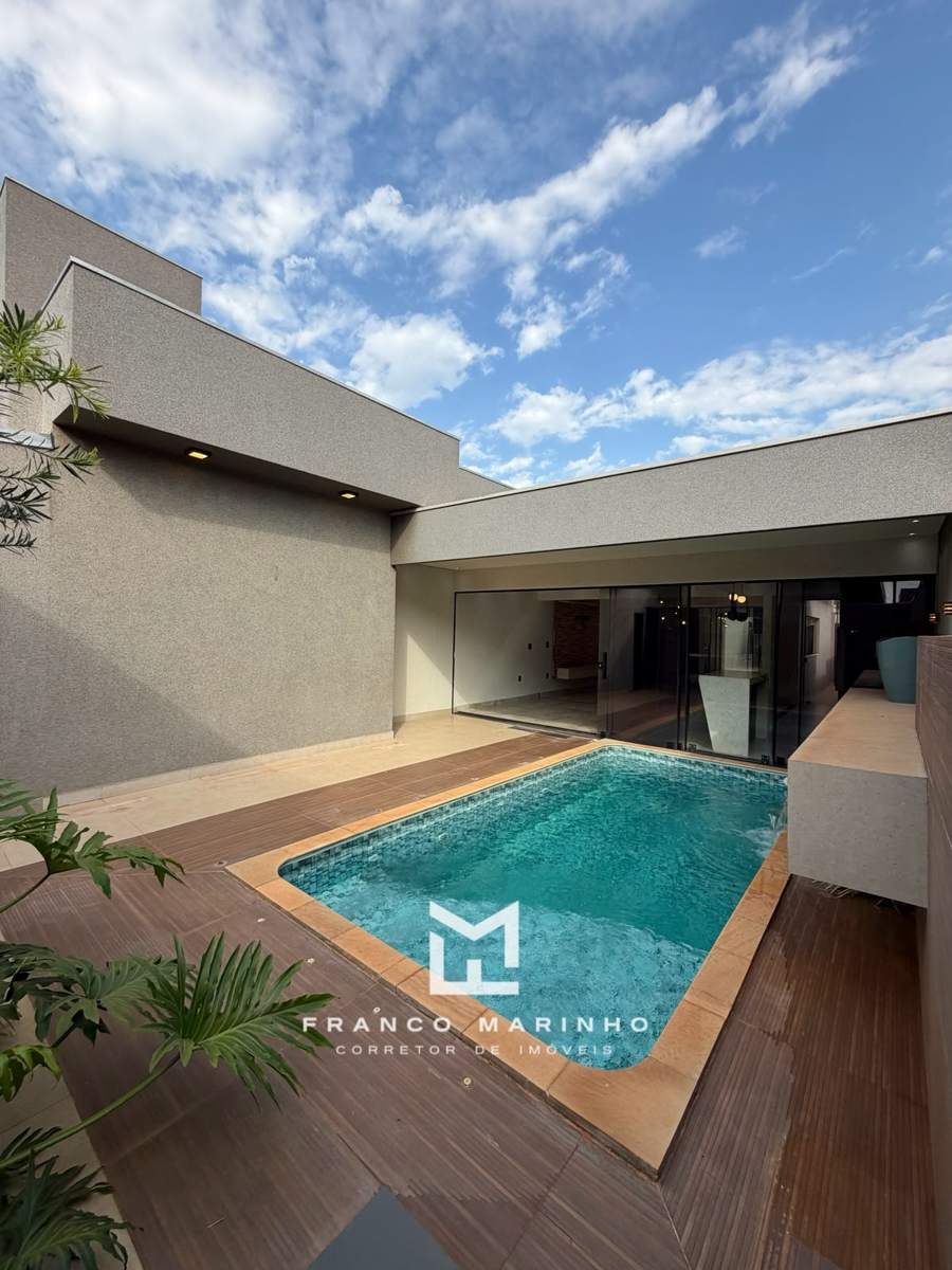 Piscina aquecida com cascata e deck