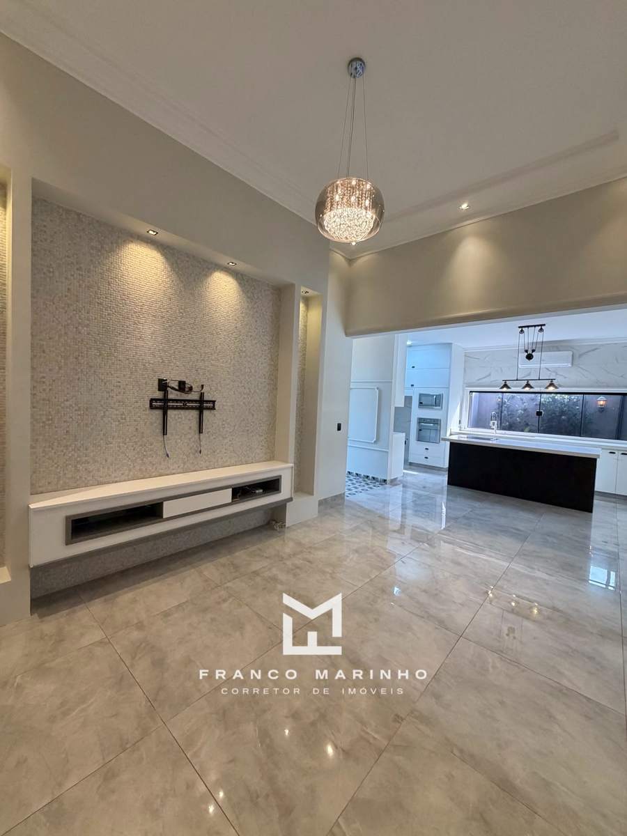 Sala de estar com painel e lustre de cristal