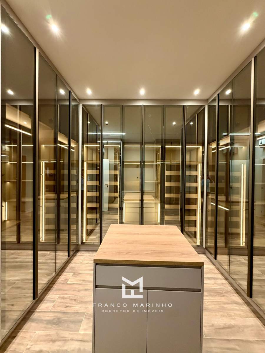 Closet com portas de vidro e ilha central