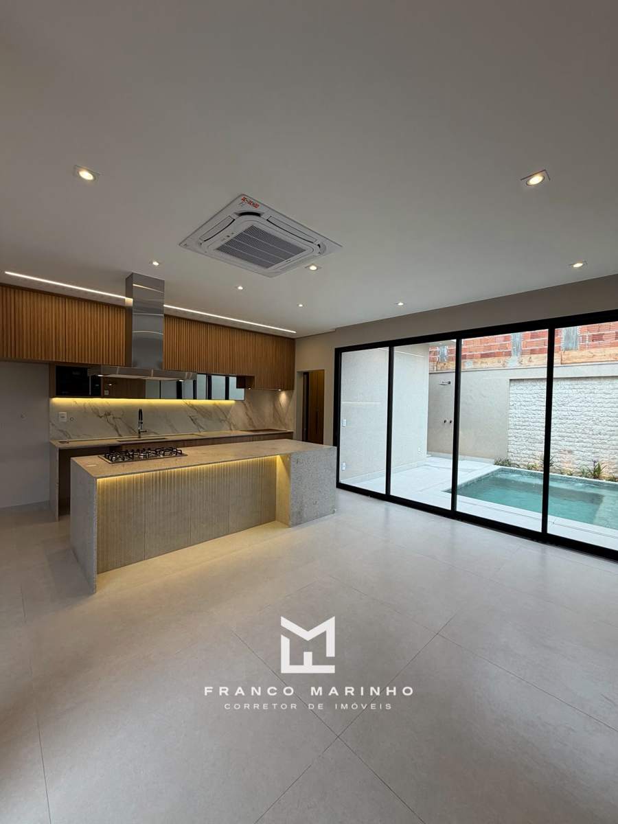 Cozinha com ilha aberta para a piscina
