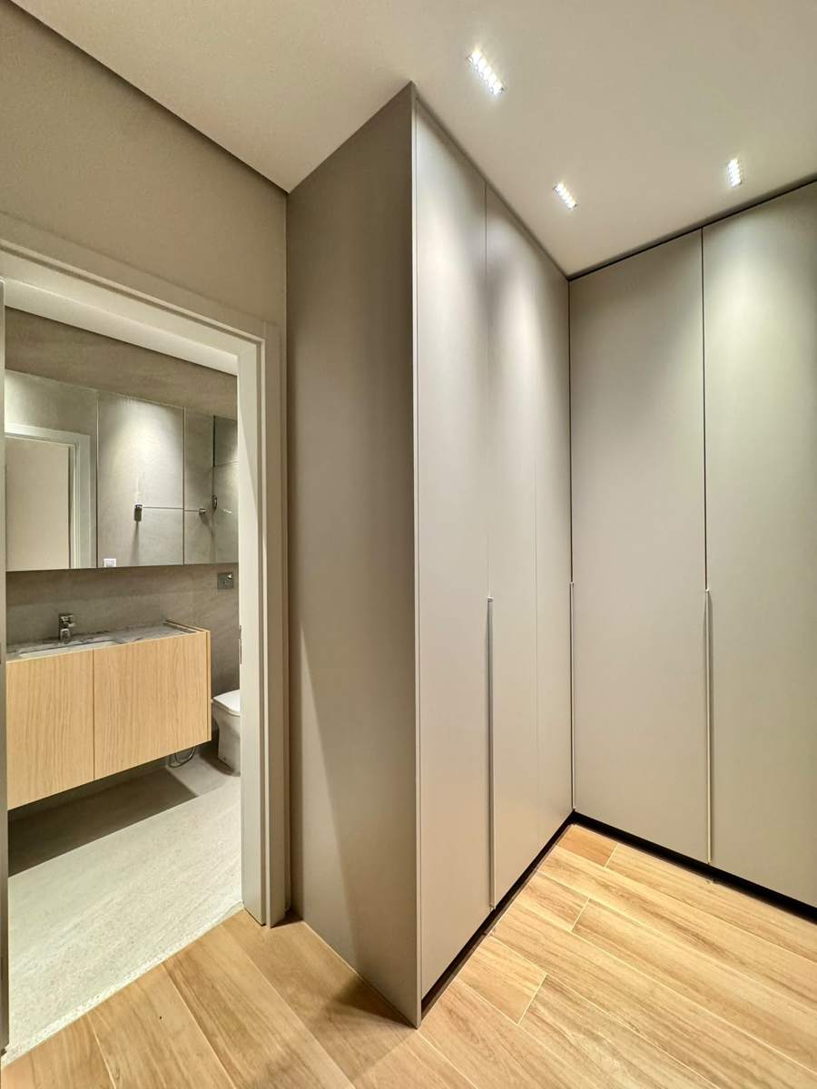 Closet com acesso ao banheiro da suíte