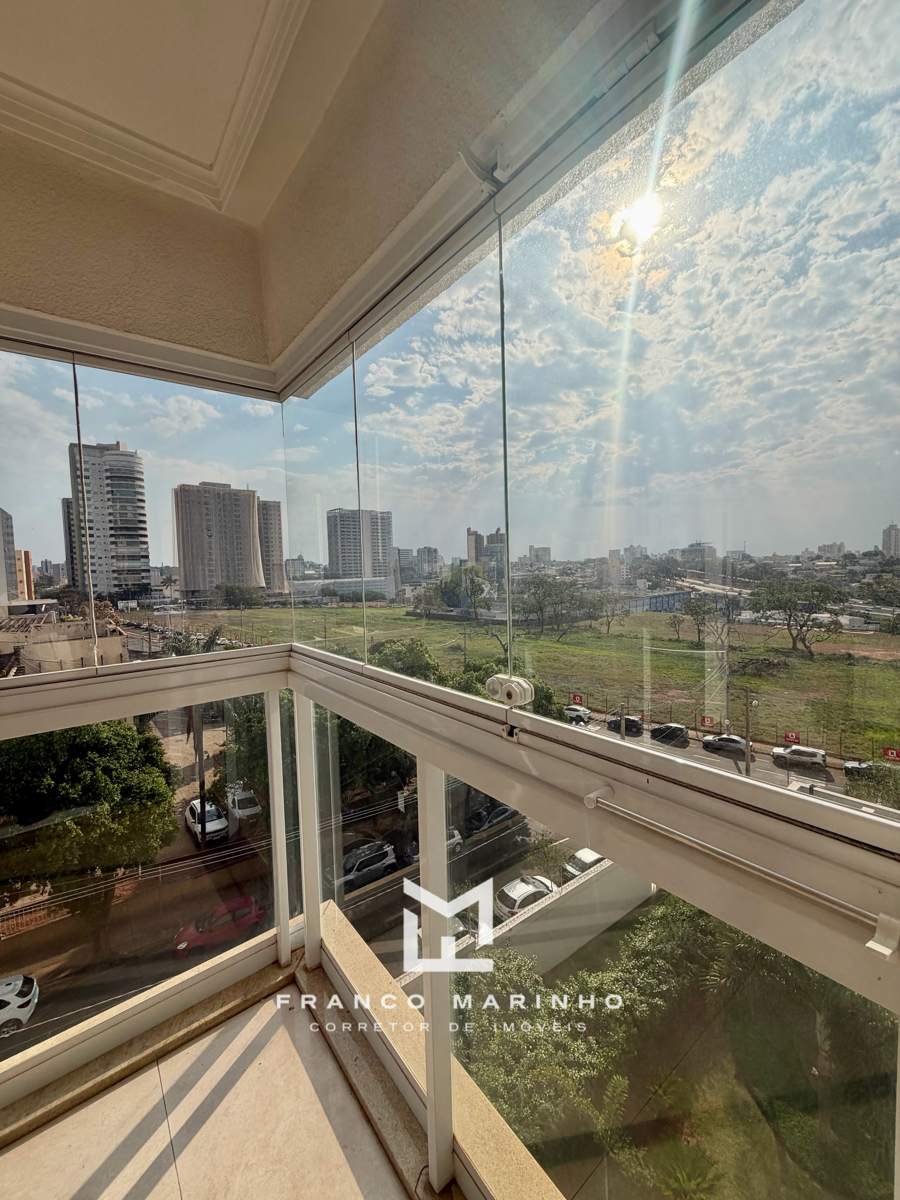 Varanda envidraçada com vista para a cidade