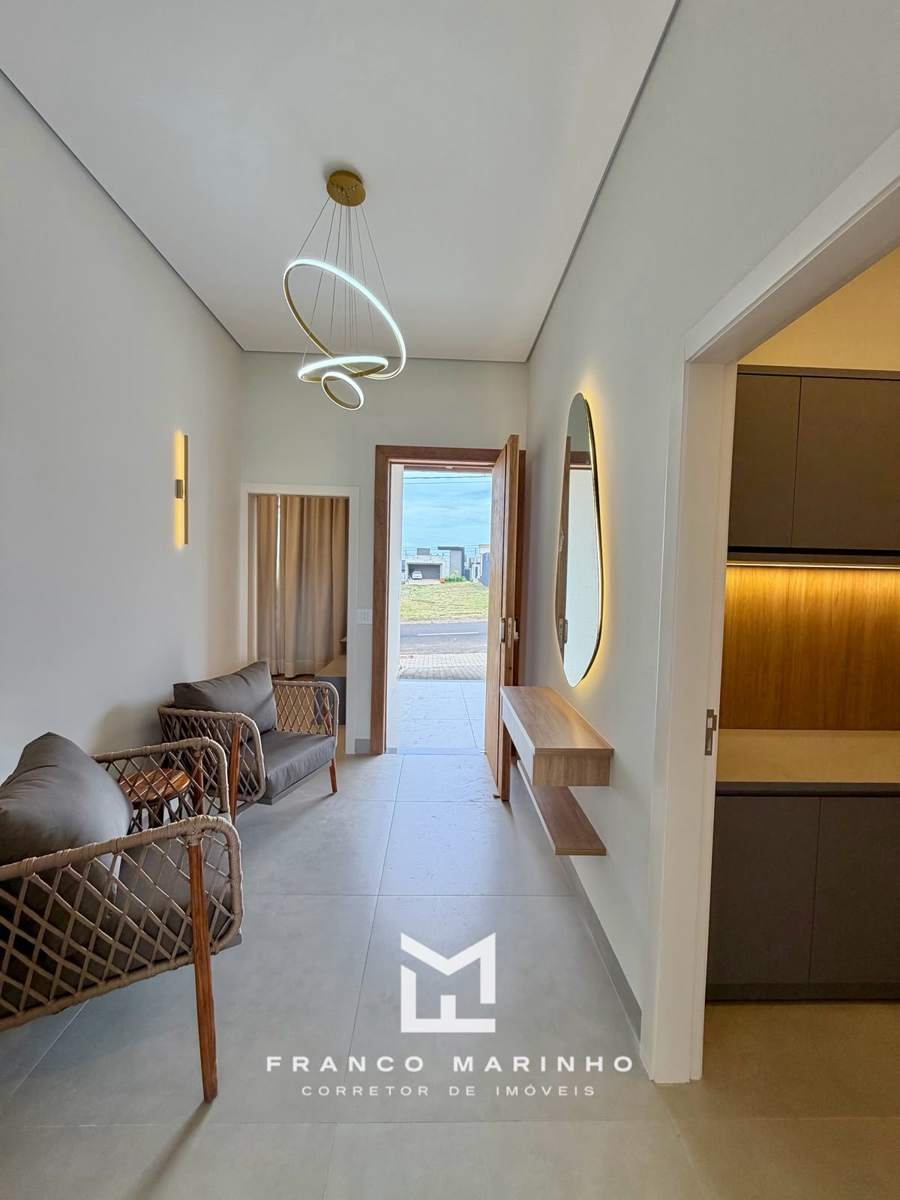 Hall de entrada com lustre e espelho iluminado