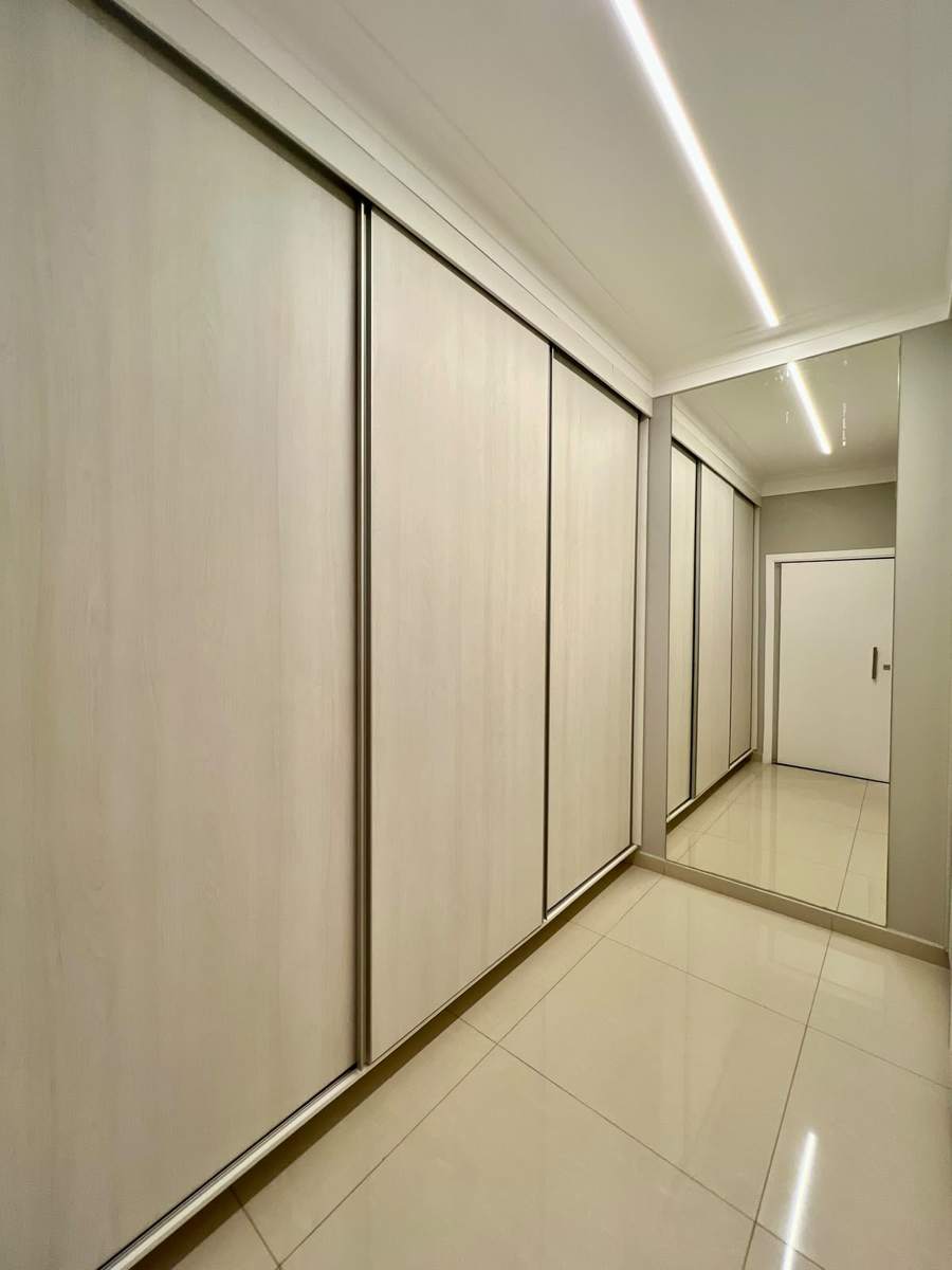 Closet com portas de correr e espelho