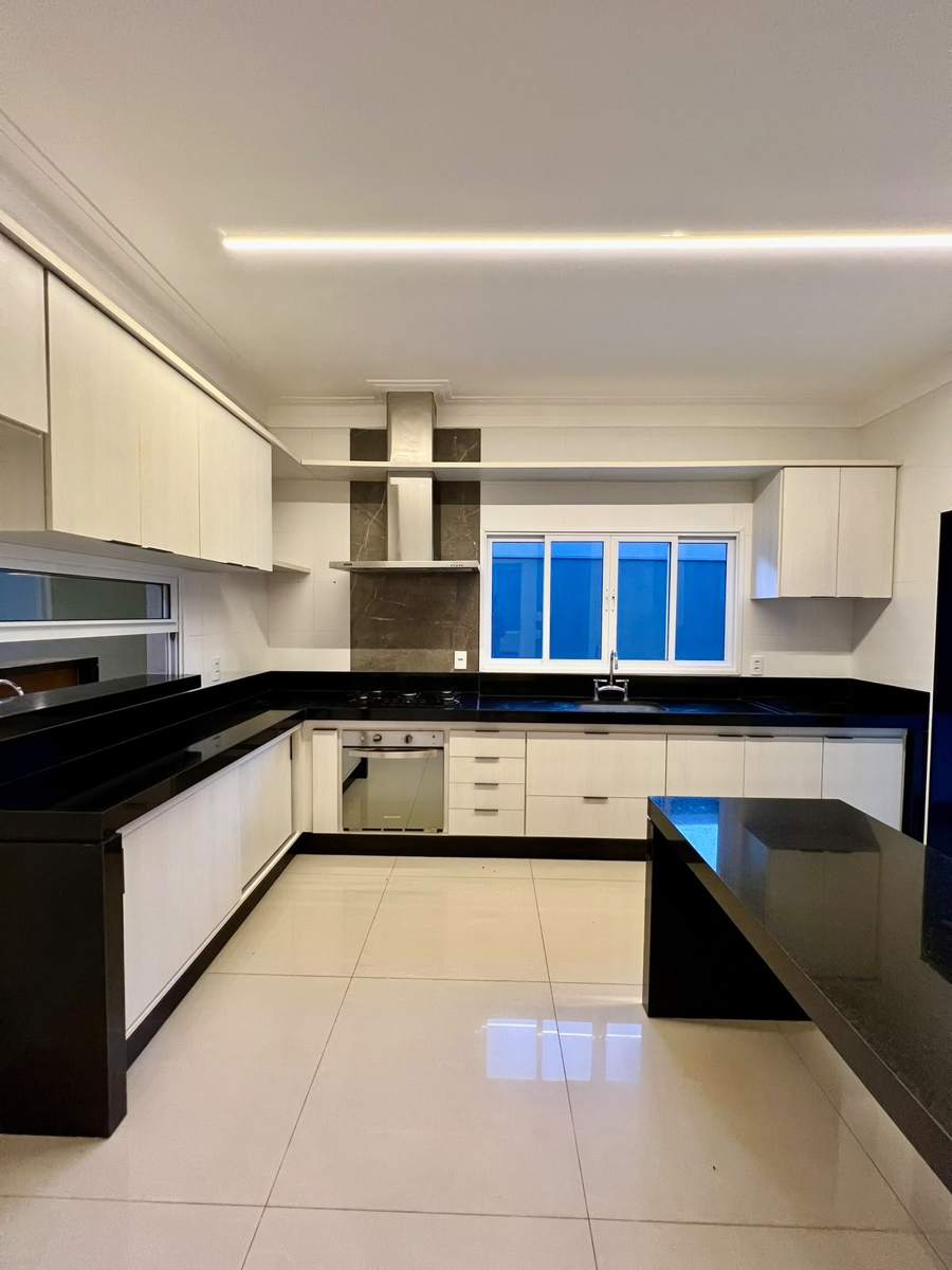 Cozinha separada e ampla com ilha