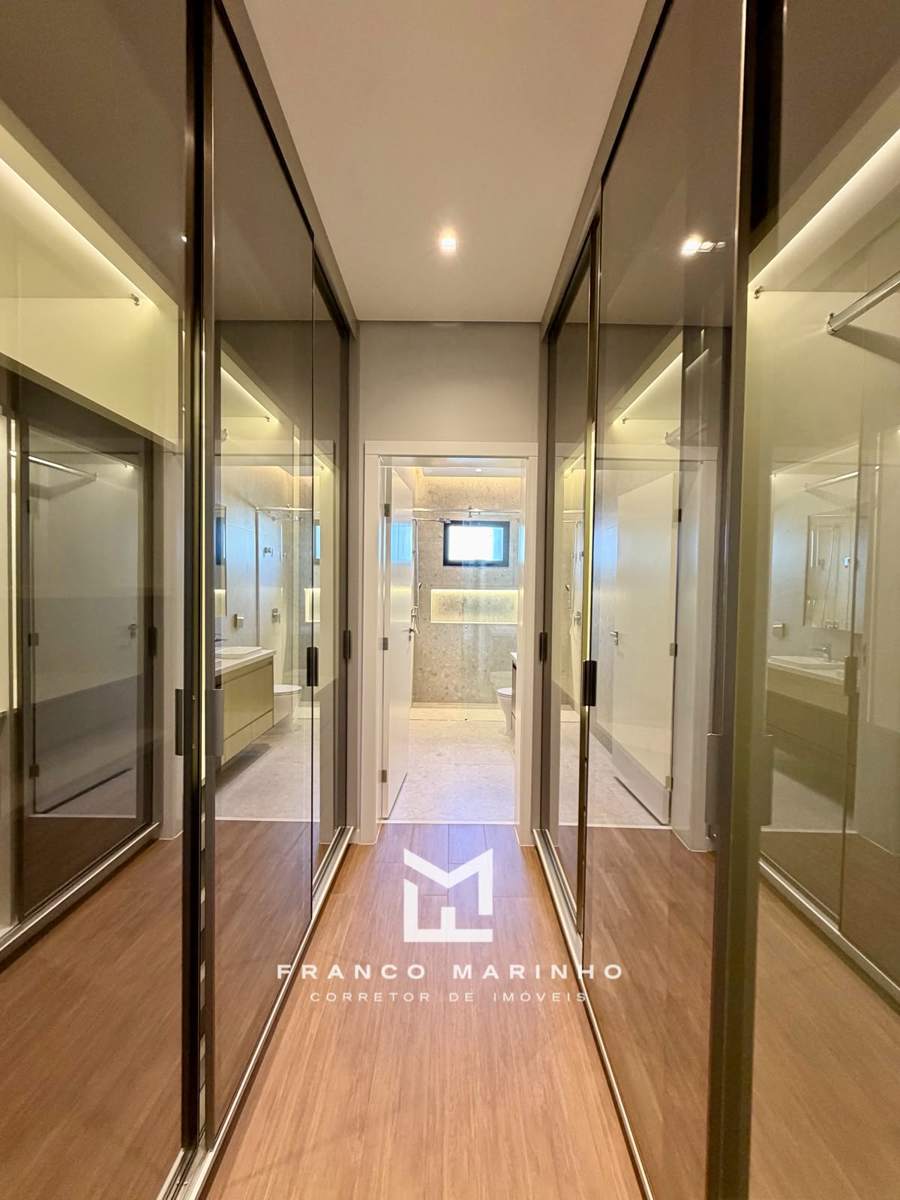 Closet com acesso ao banheiro da suíte