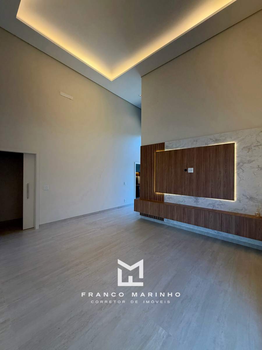 Painel de TV com detalhe em mármore