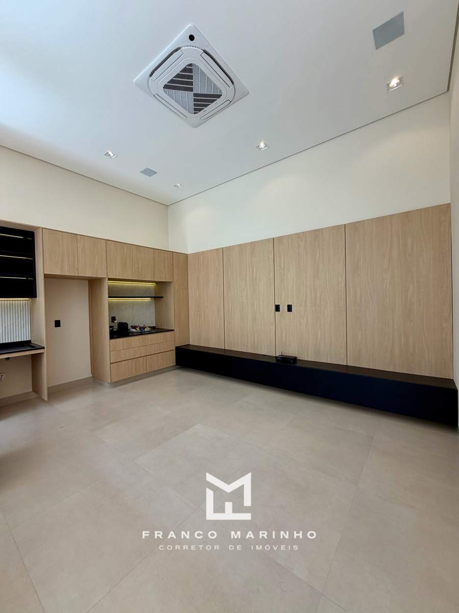 Sala com marcenaria e ar cassete