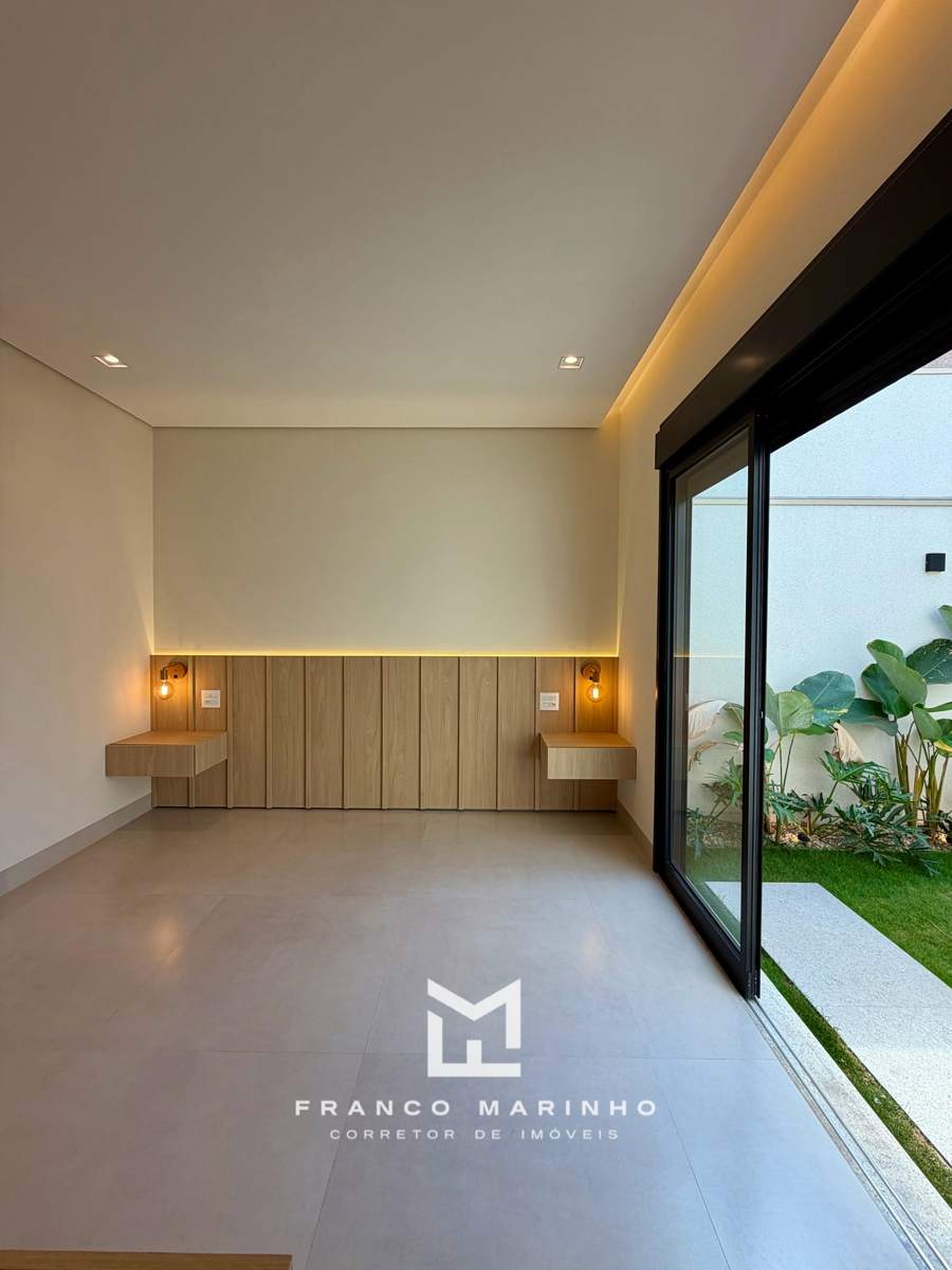 Suíte master com porta balcão