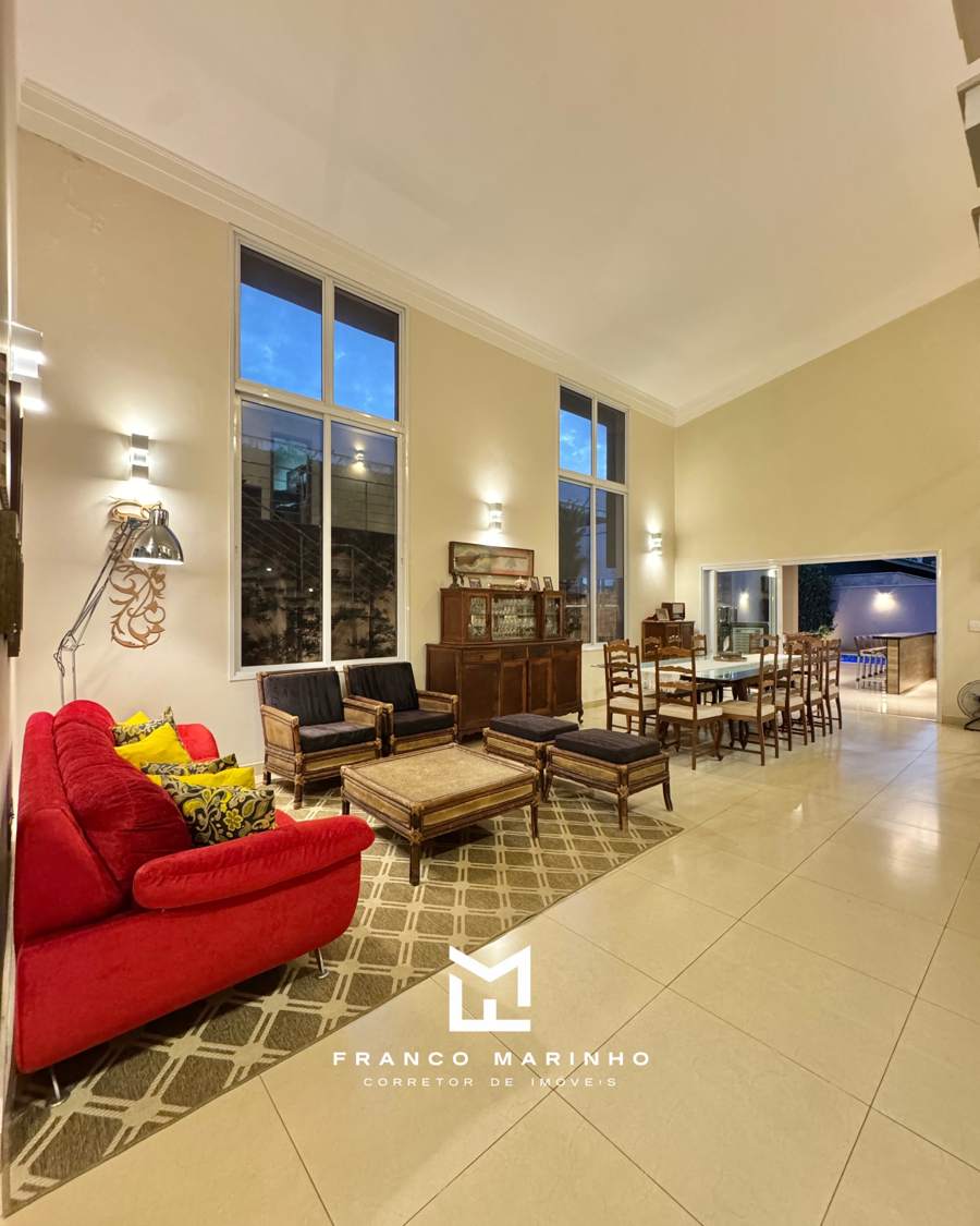 Sala de 2 ambientes com pé-direito alto
