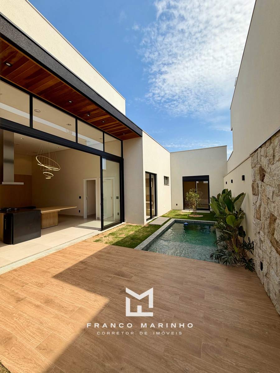 Deck, piscina e jardim