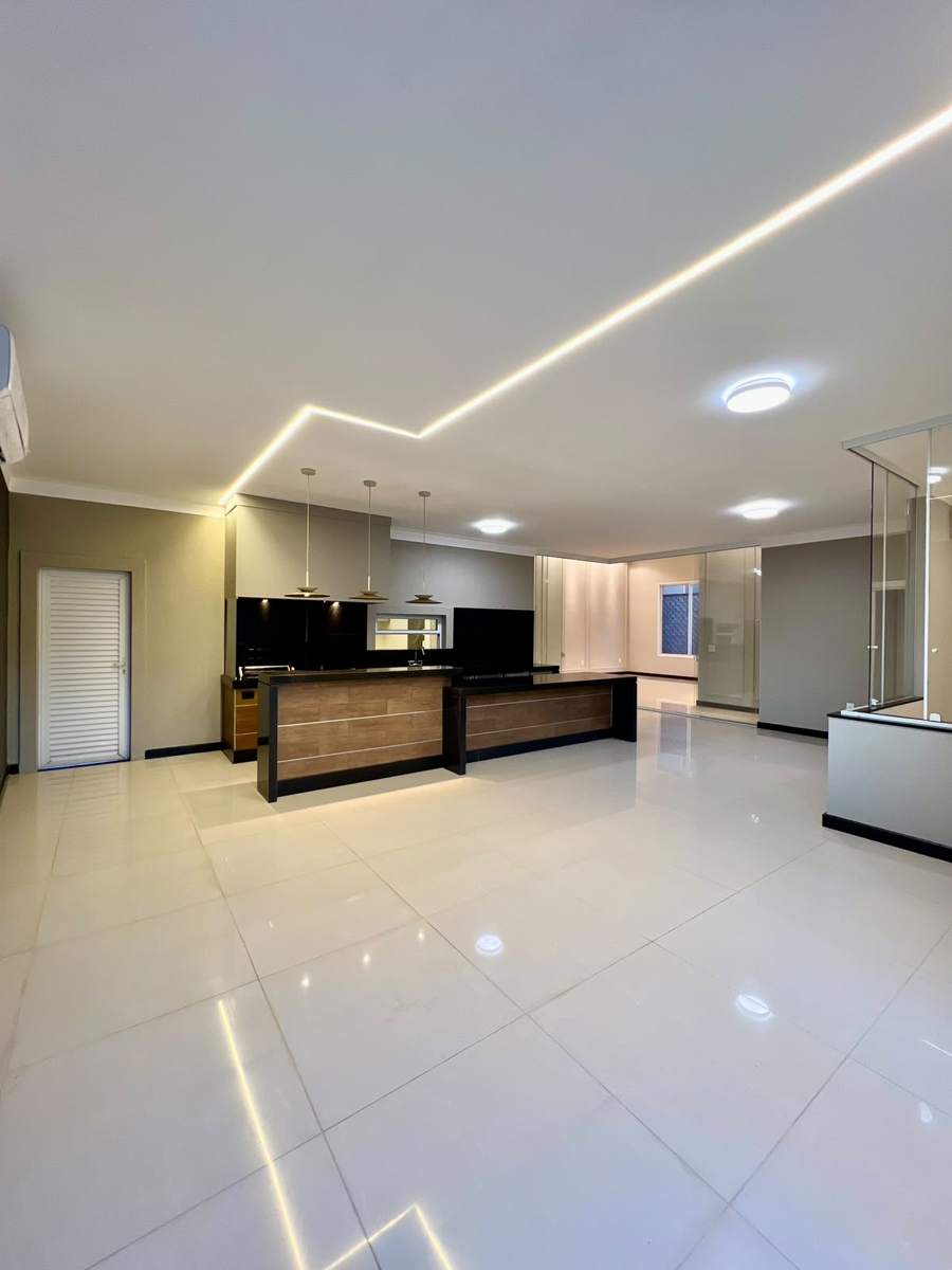 Área gourmet com balcões e iluminação em LED