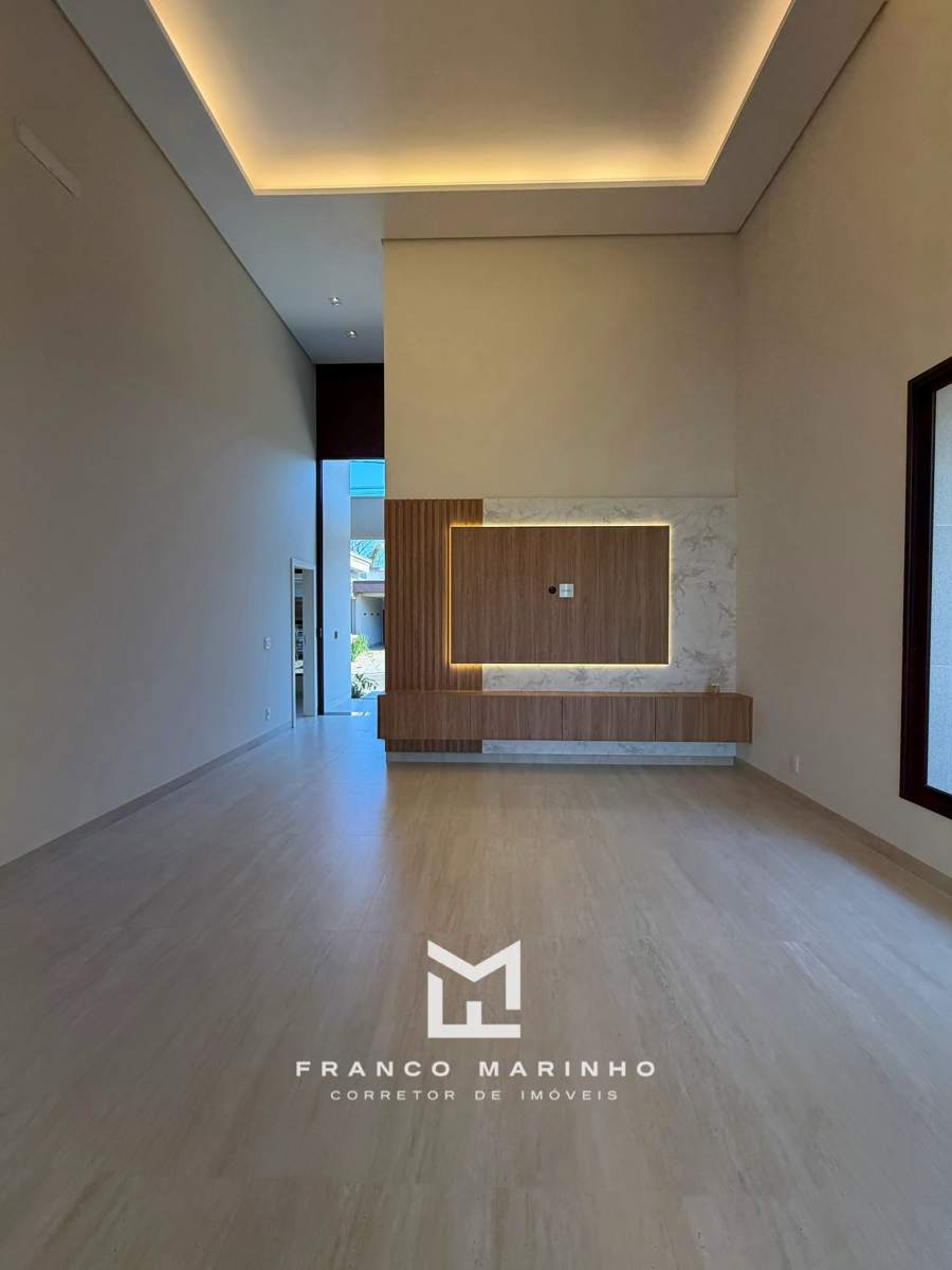 Sala de estar com painel de TV