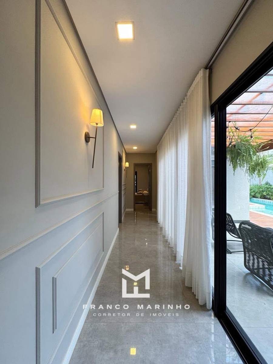 Corredor com vista para a piscina