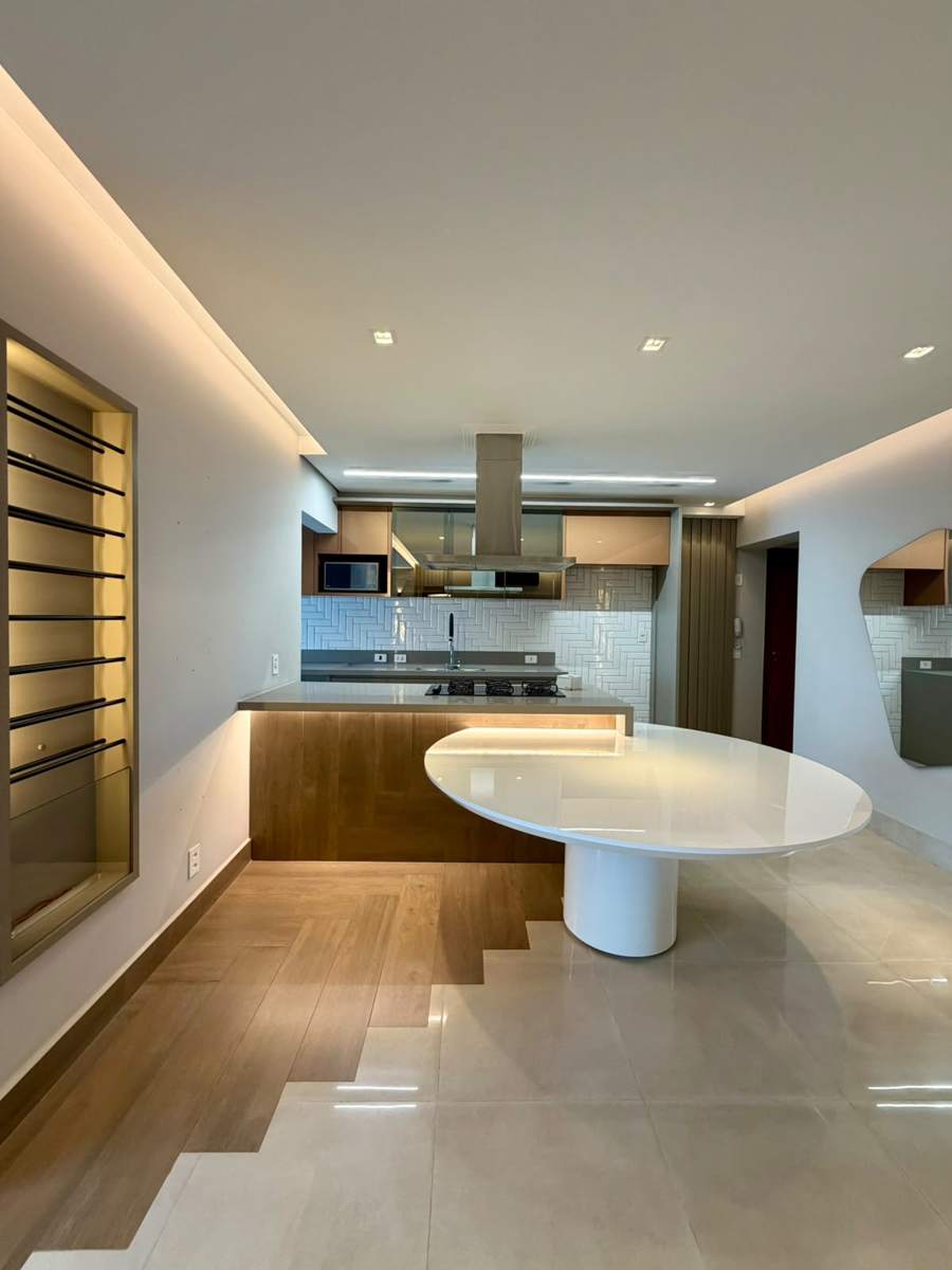 Cozinha com ilha e mesa orgânica