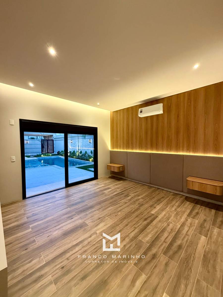 Suíte com painel em madeira e acesso à piscina