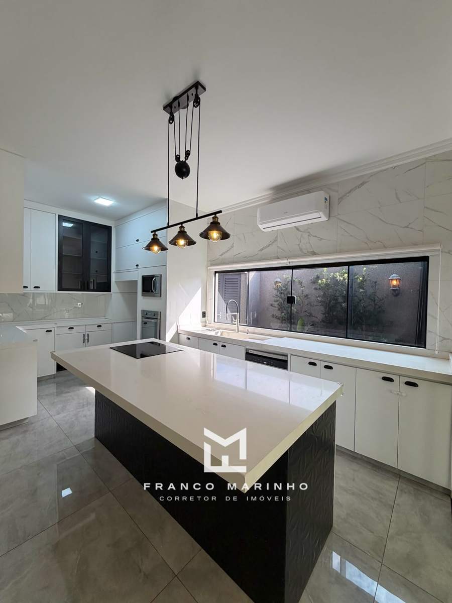 Cozinha com ilha, cooktop de indução e lava-louça