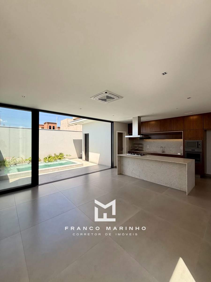 Cozinha gourmet com ilha e vista para a piscina