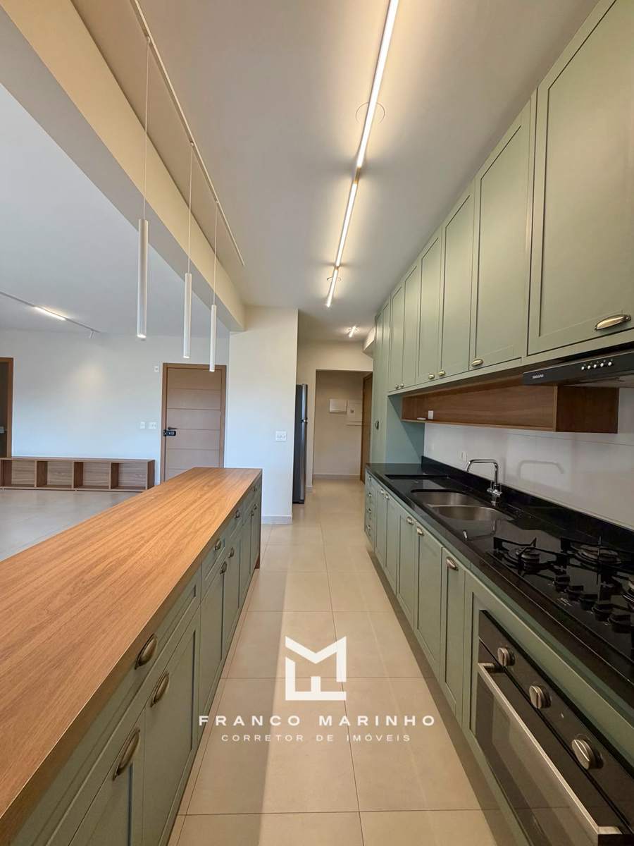 Cozinha planejada com bancada em madeira