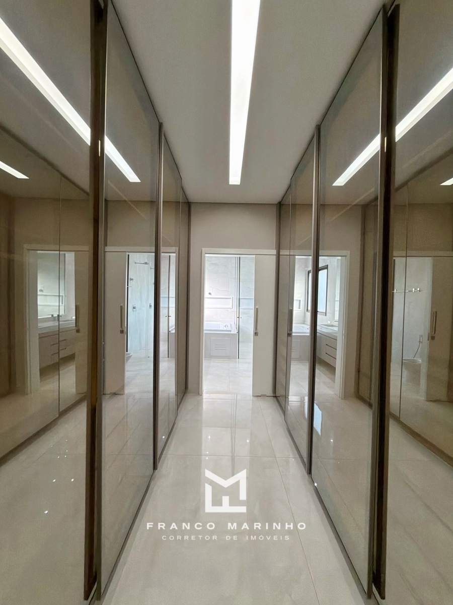 Closet com portas em vidro bronze