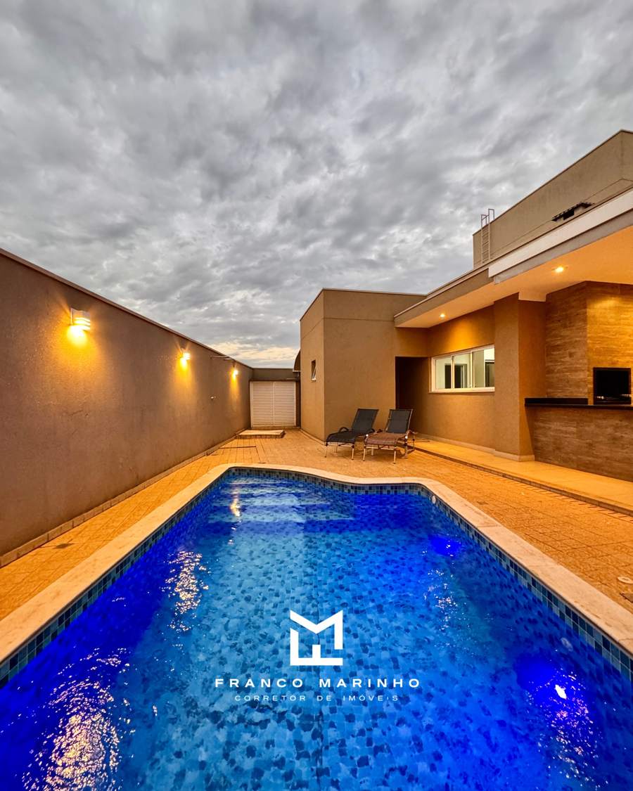 Piscina com hidro e fundos da casa