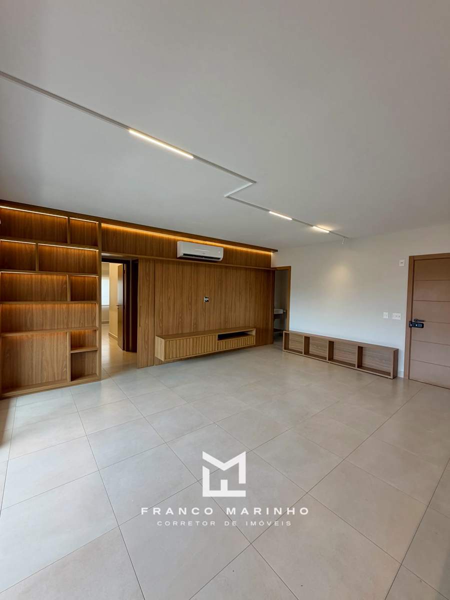 Sala com estante e painel para TV