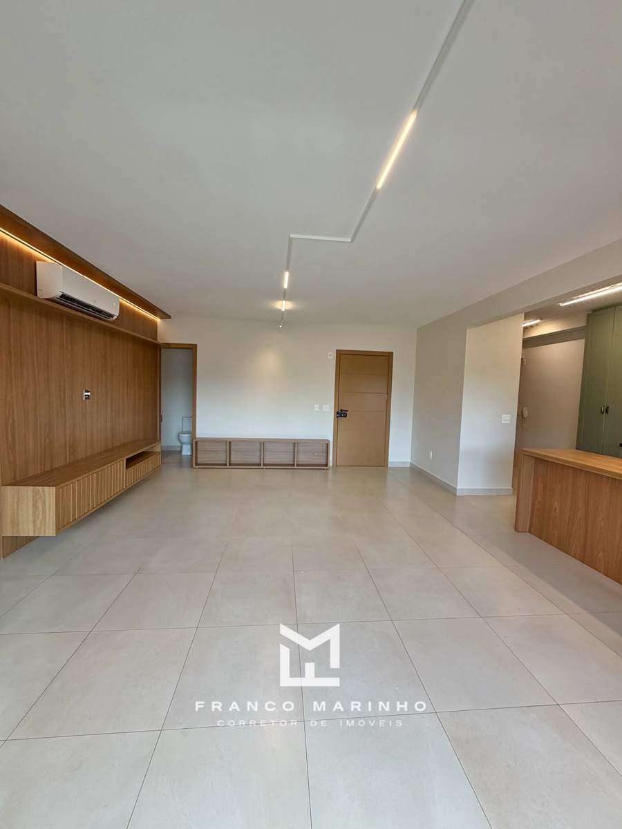 Sala ampla e porta de entrada