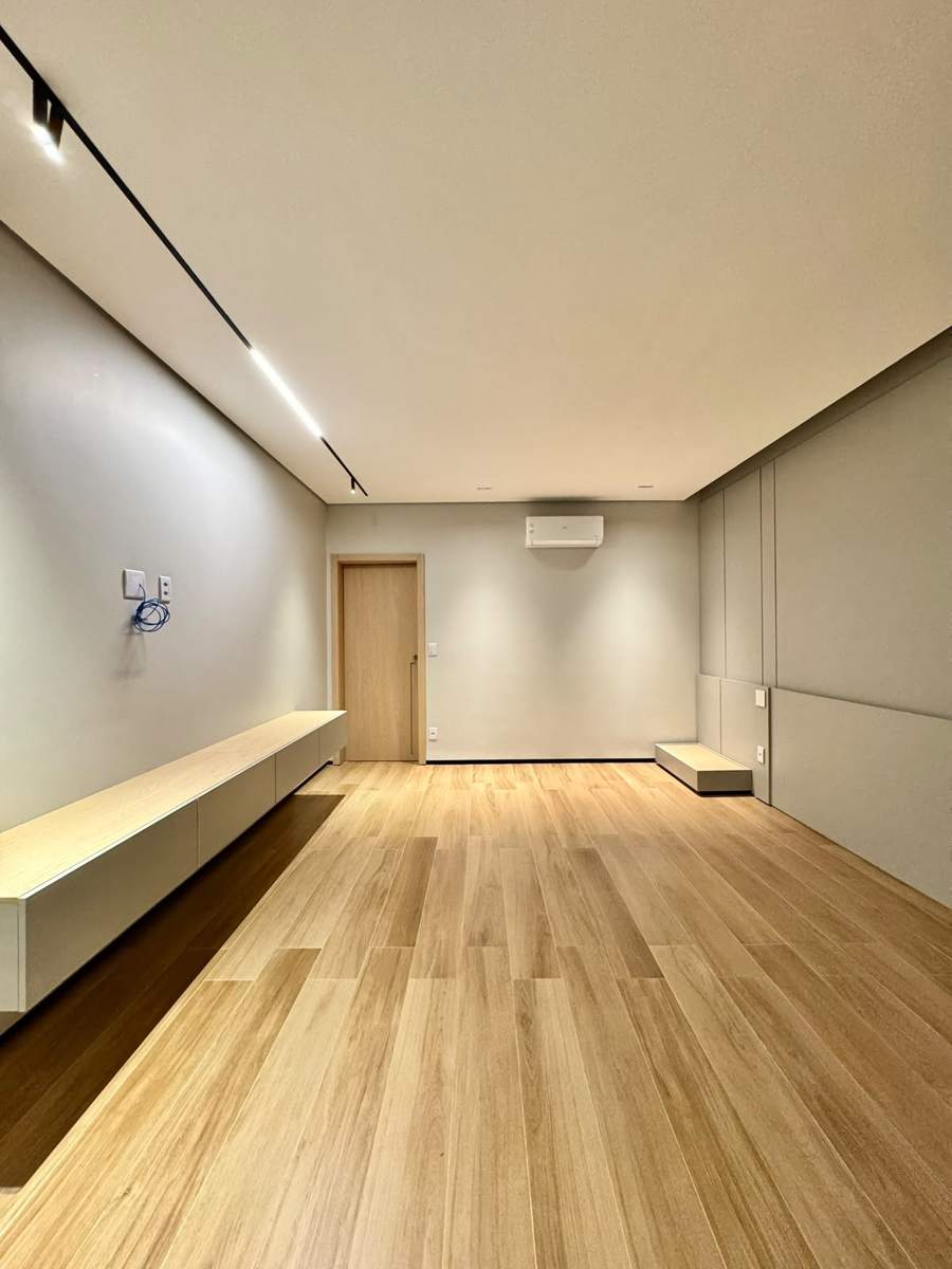 Suíte com piso amadeirado e marcenaria