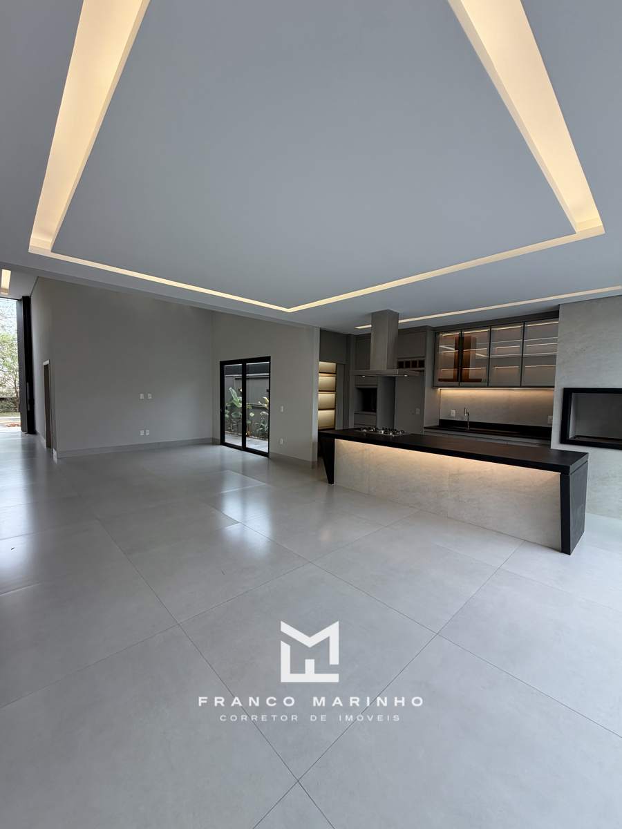 Living e cozinha com sanca iluminada