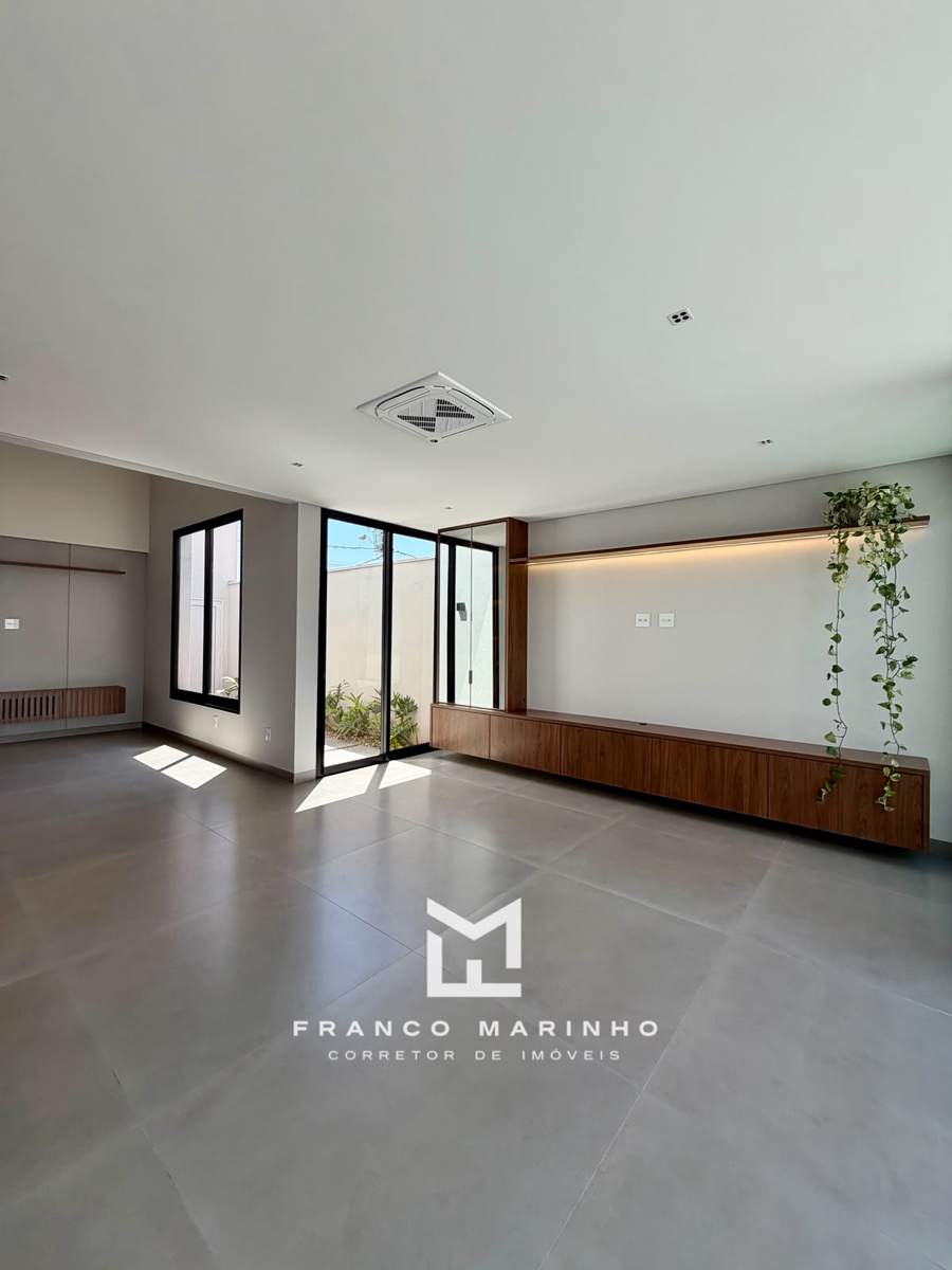 Home com painel e marcenaria