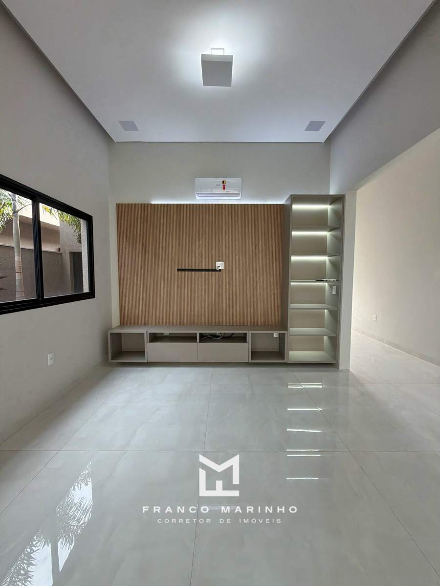 Home com estante iluminada