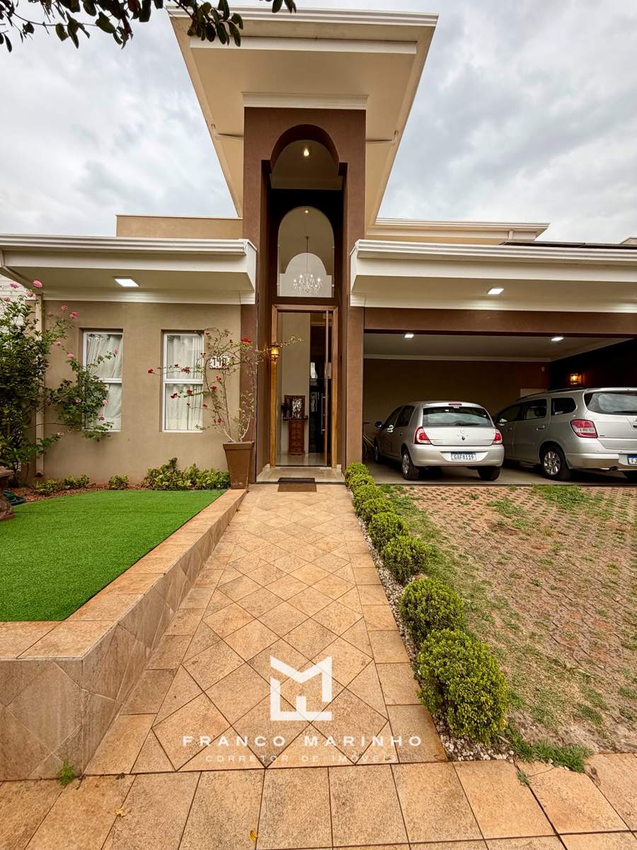 Entrada com pórtico em arco e porta pivotante