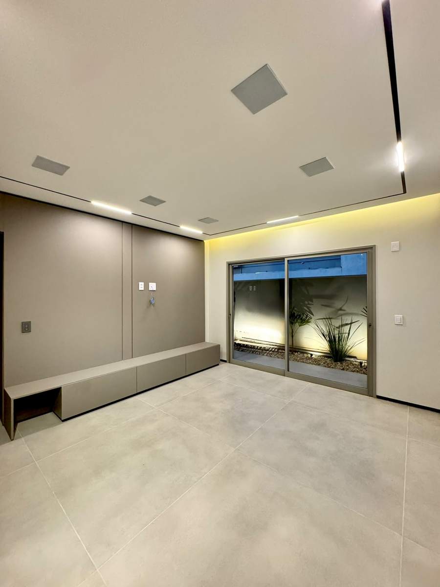 Home cinema com painel e iluminação embutida