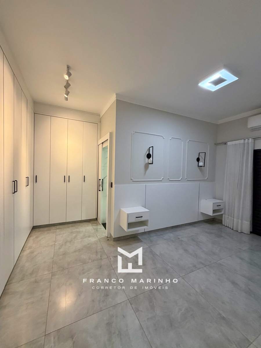 Suíte com armários planejados e porta balcão