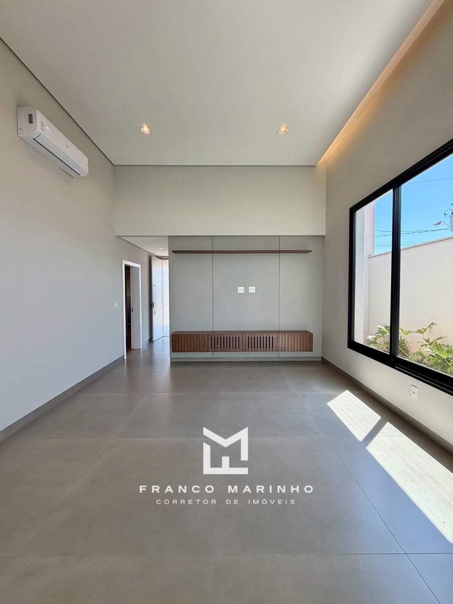 Sala de estar com painel e janela ampla