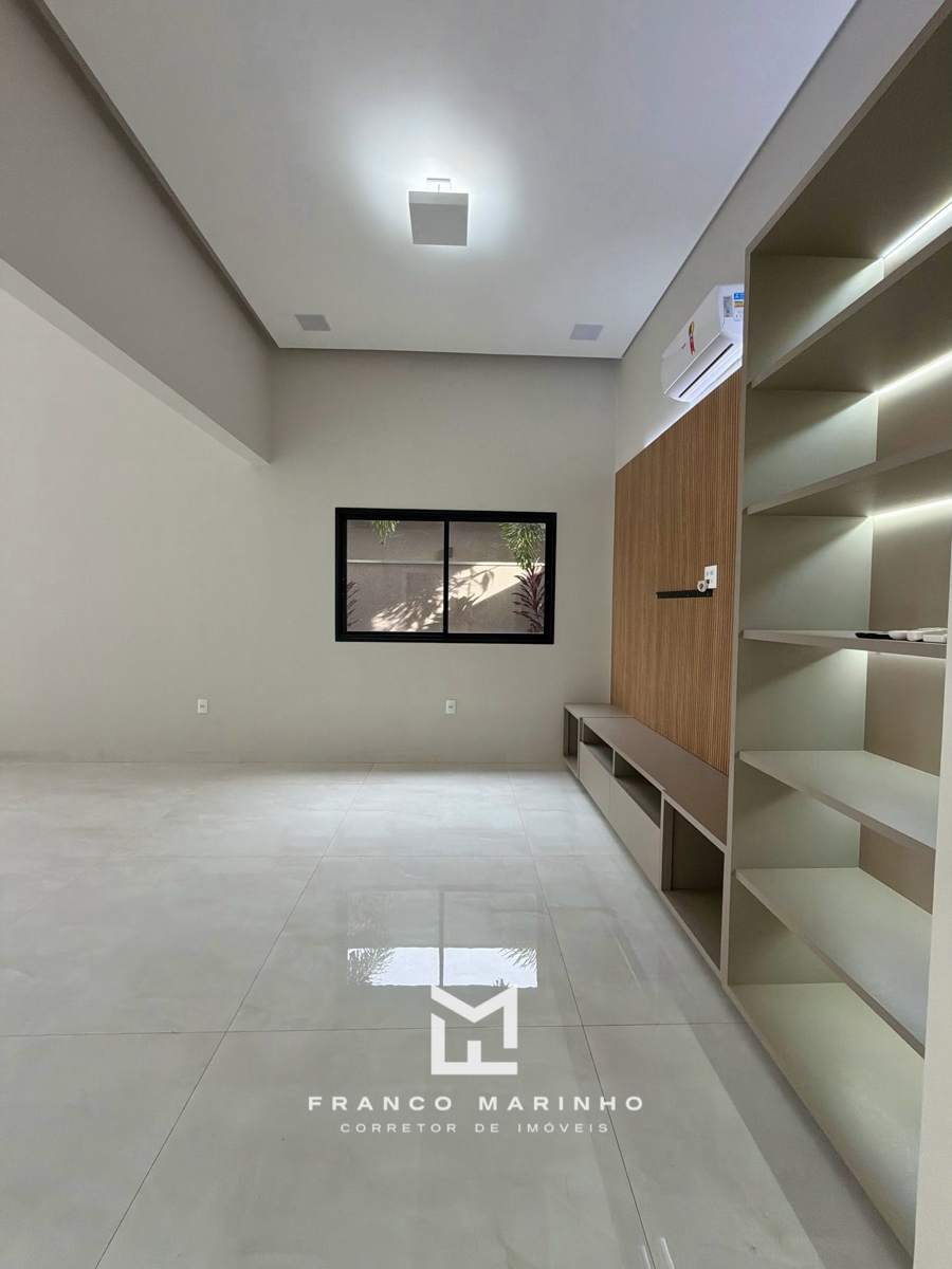Home com painel ripado