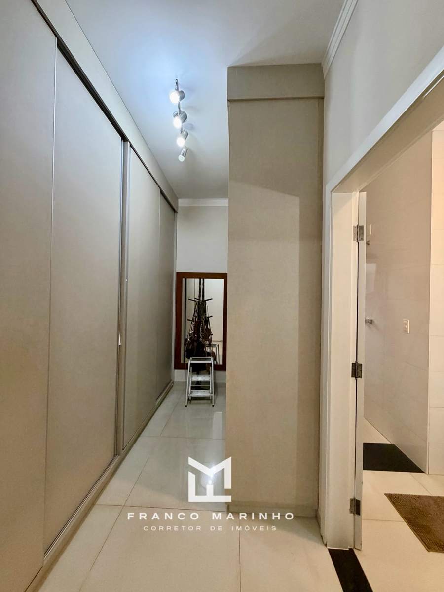 Closet com armários planejados